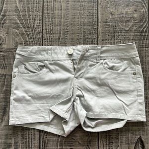 Stretchy gray shorts